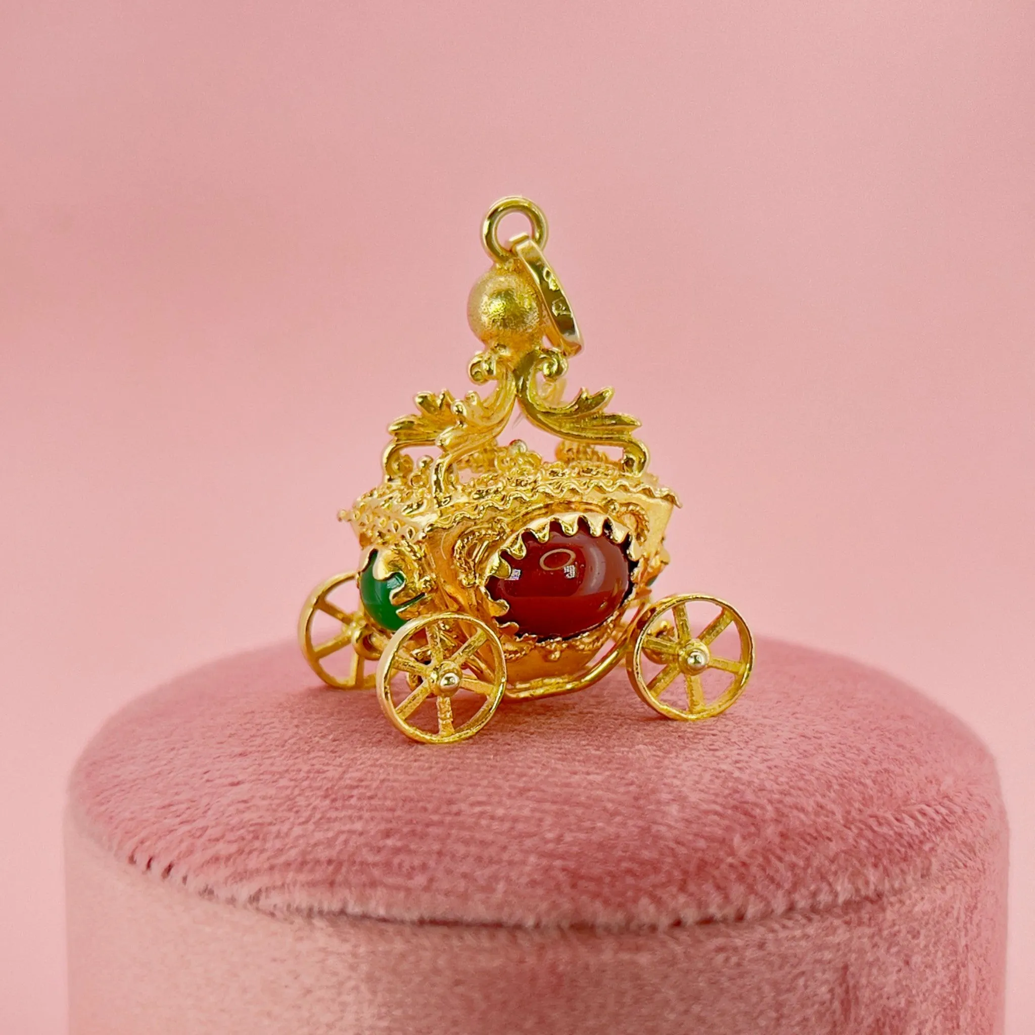 1970s 18KT Yellow Gold Carnelian Agate & Chalcedony Carriage Pendant