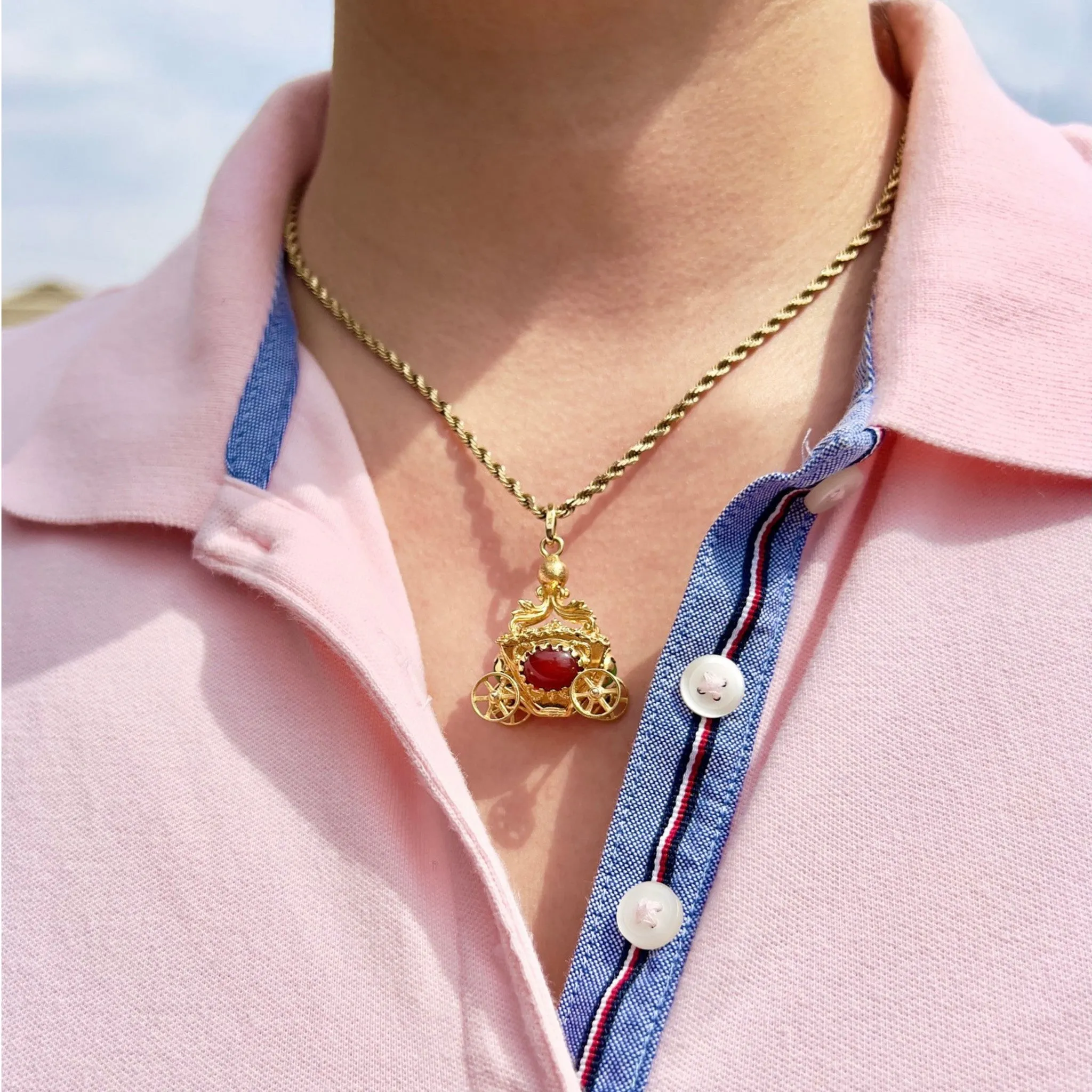 1970s 18KT Yellow Gold Carnelian Agate & Chalcedony Carriage Pendant