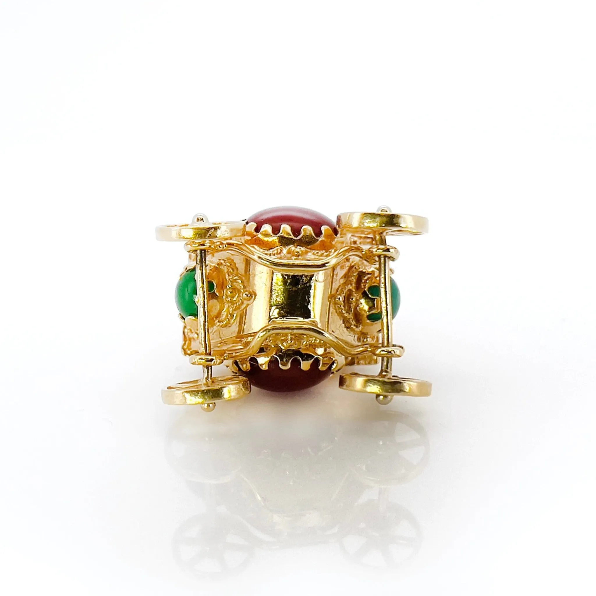 1970s 18KT Yellow Gold Carnelian Agate & Chalcedony Carriage Pendant