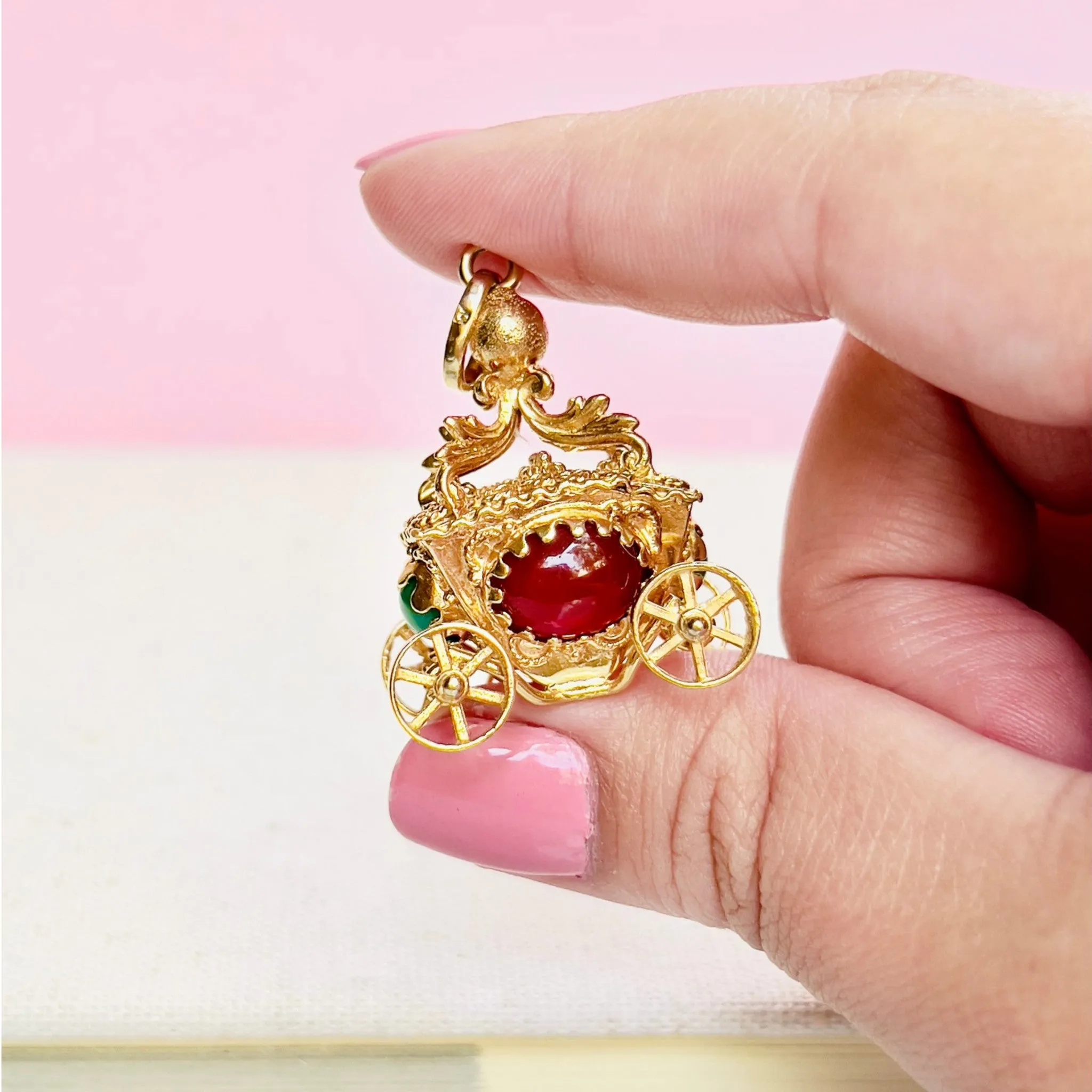 1970s 18KT Yellow Gold Carnelian Agate & Chalcedony Carriage Pendant