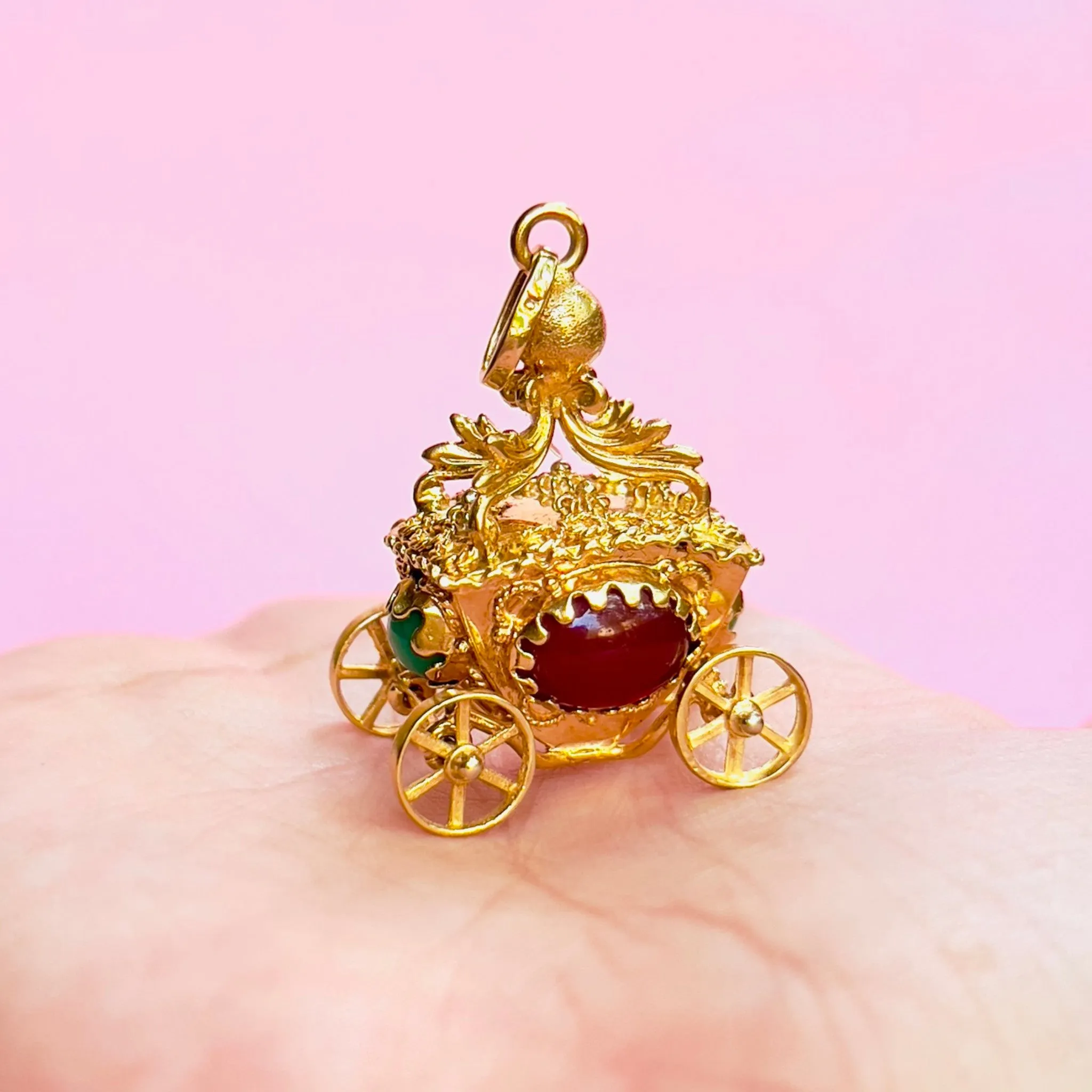 1970s 18KT Yellow Gold Carnelian Agate & Chalcedony Carriage Pendant