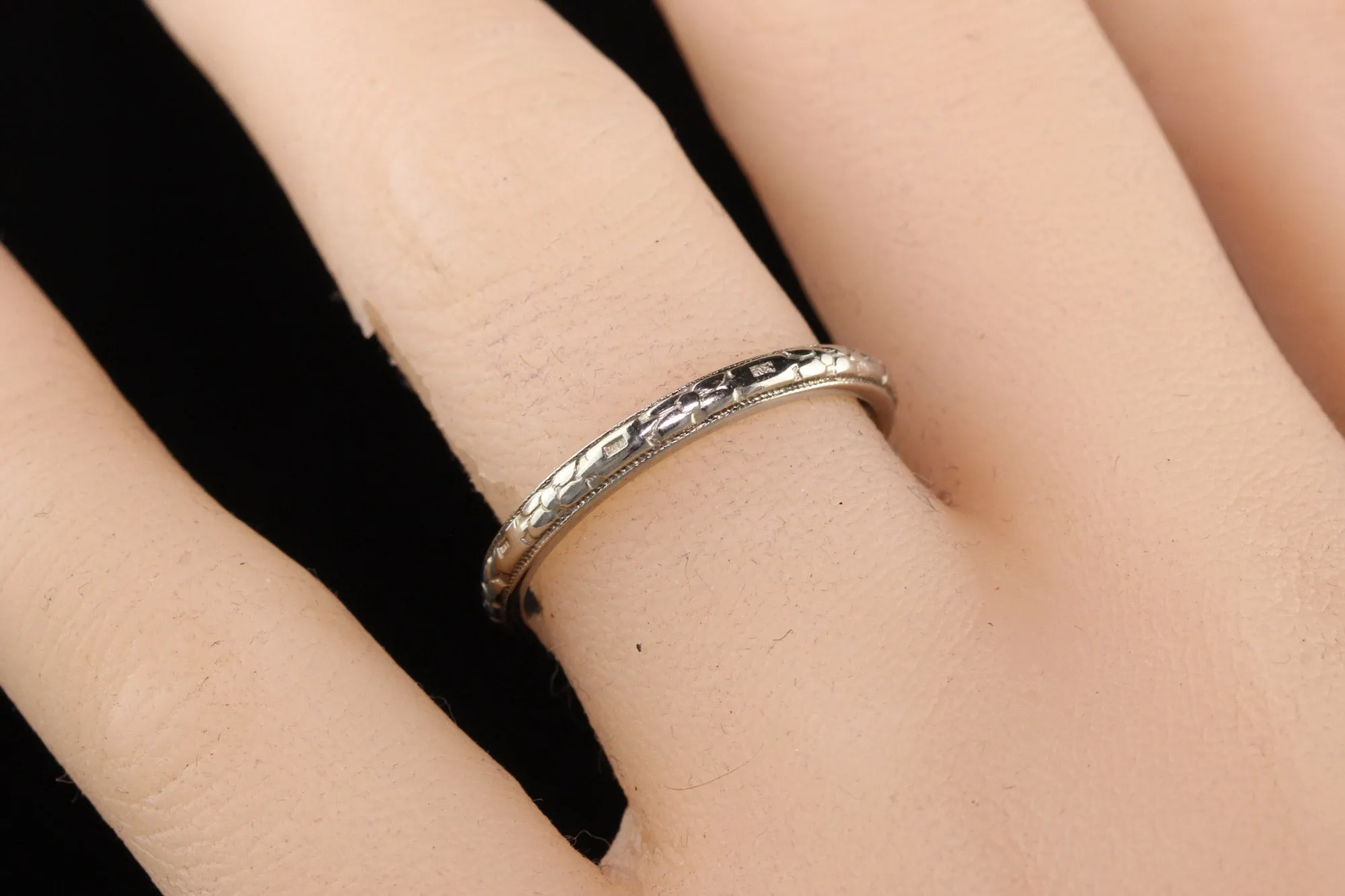 Antique Art Deco 18K White Gold Engraved Wedding Band - Size 7 3/4