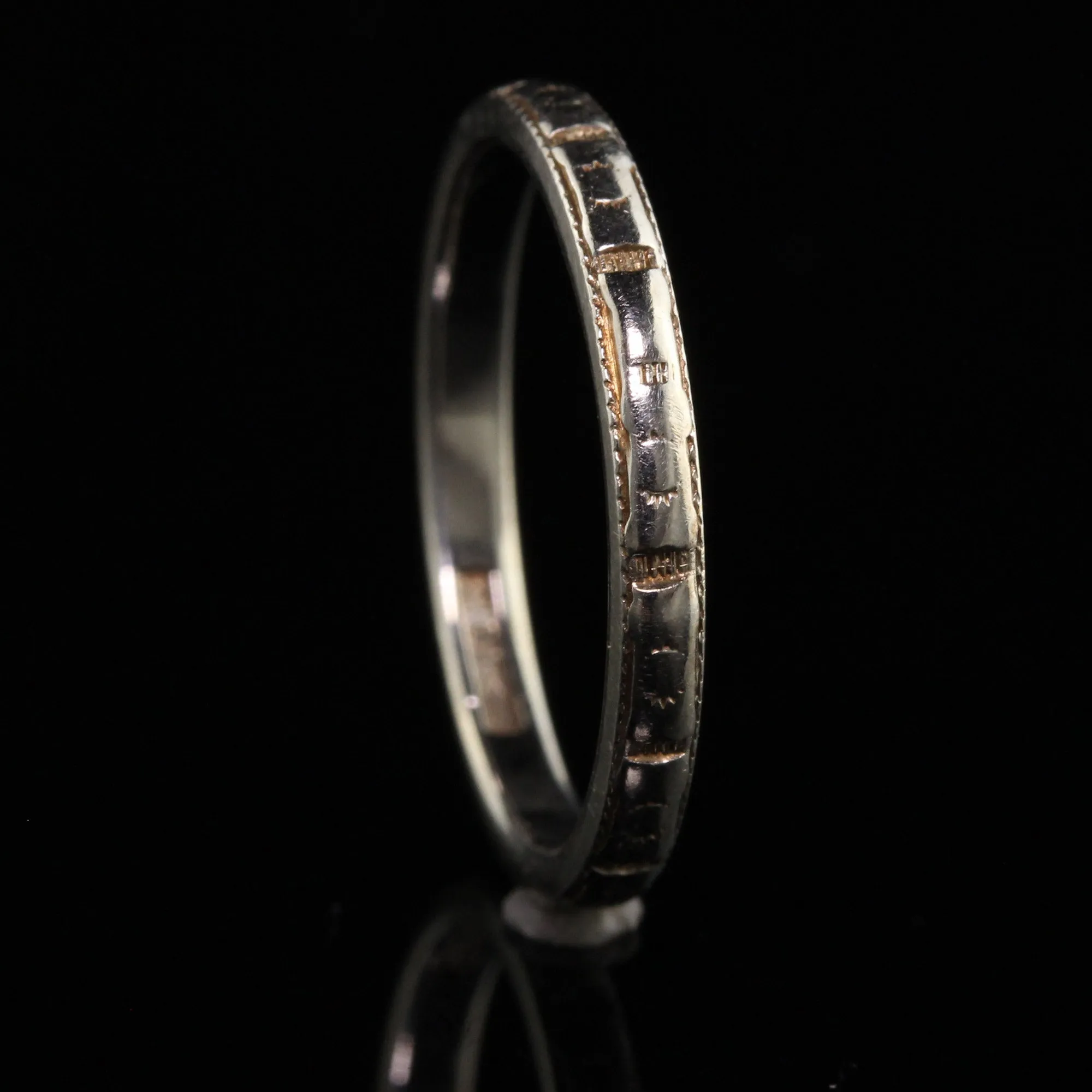 Antique Art Deco 18K White Gold Engraved Wedding Band