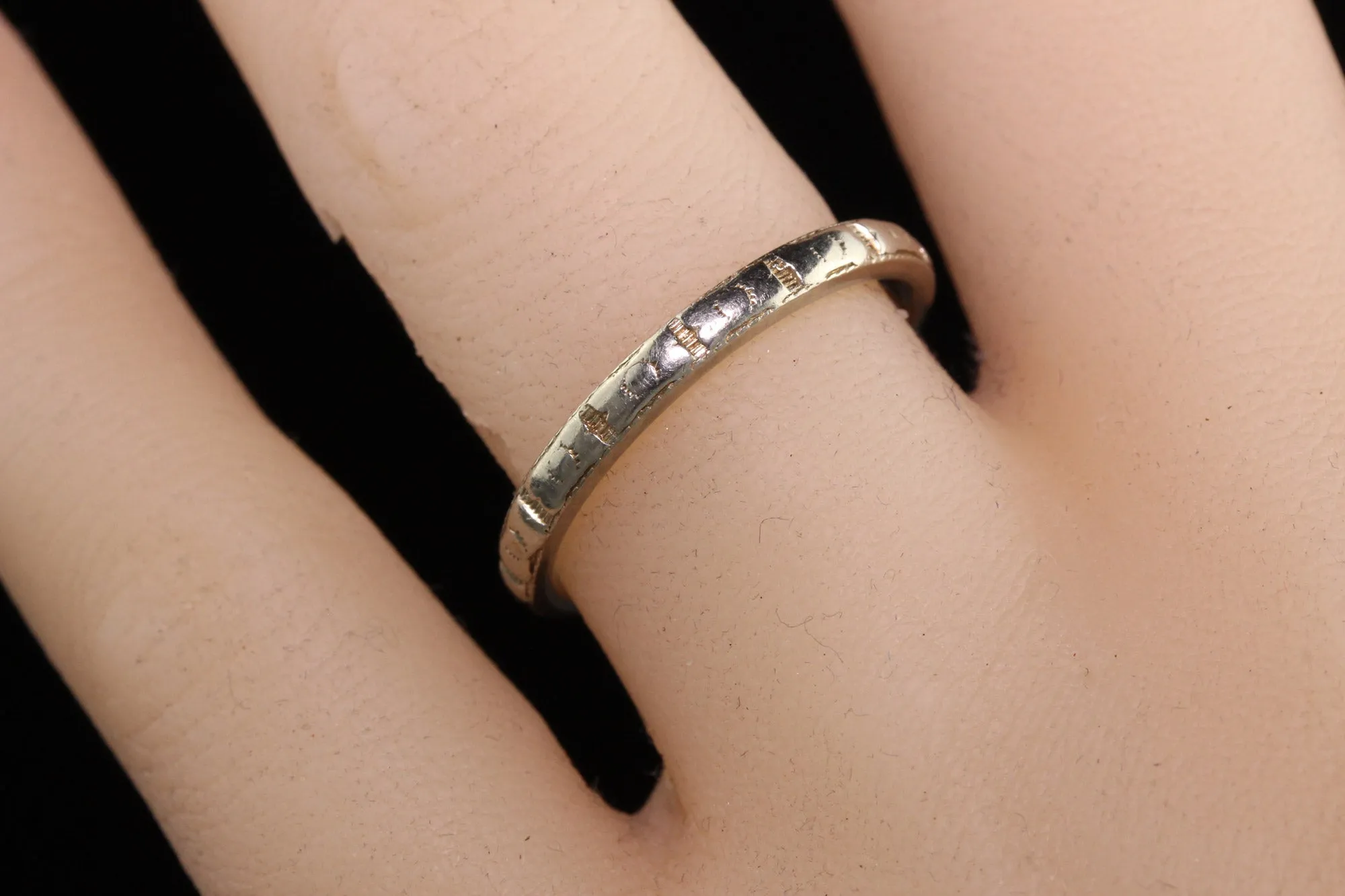 Antique Art Deco 18K White Gold Engraved Wedding Band