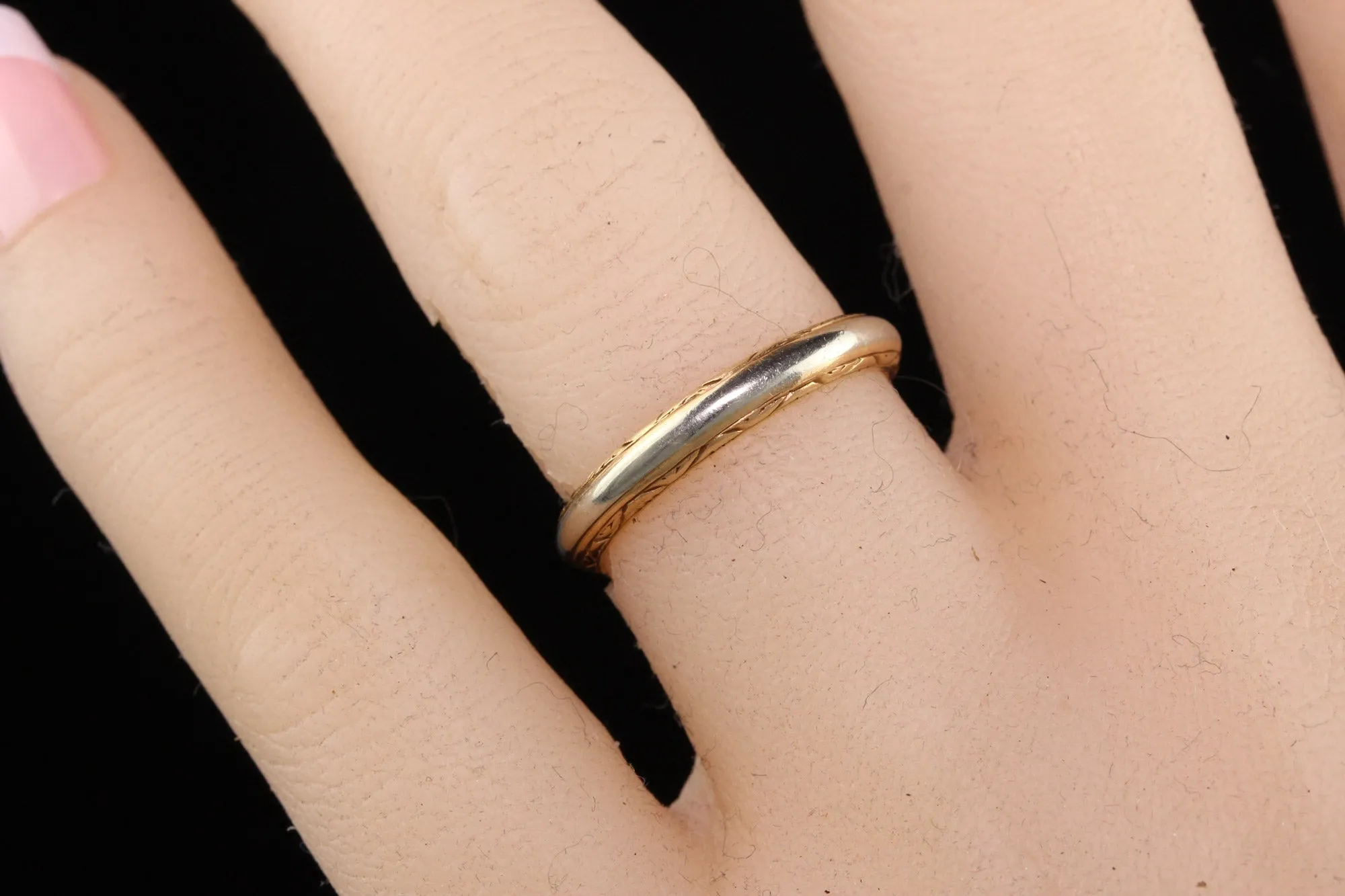 Antique Art Deco 18K Yellow Gold and White Gold Engraved Wedding Band