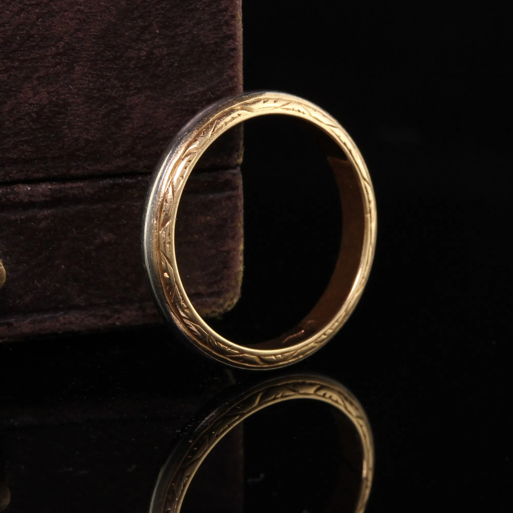 Antique Art Deco 18K Yellow Gold and White Gold Engraved Wedding Band