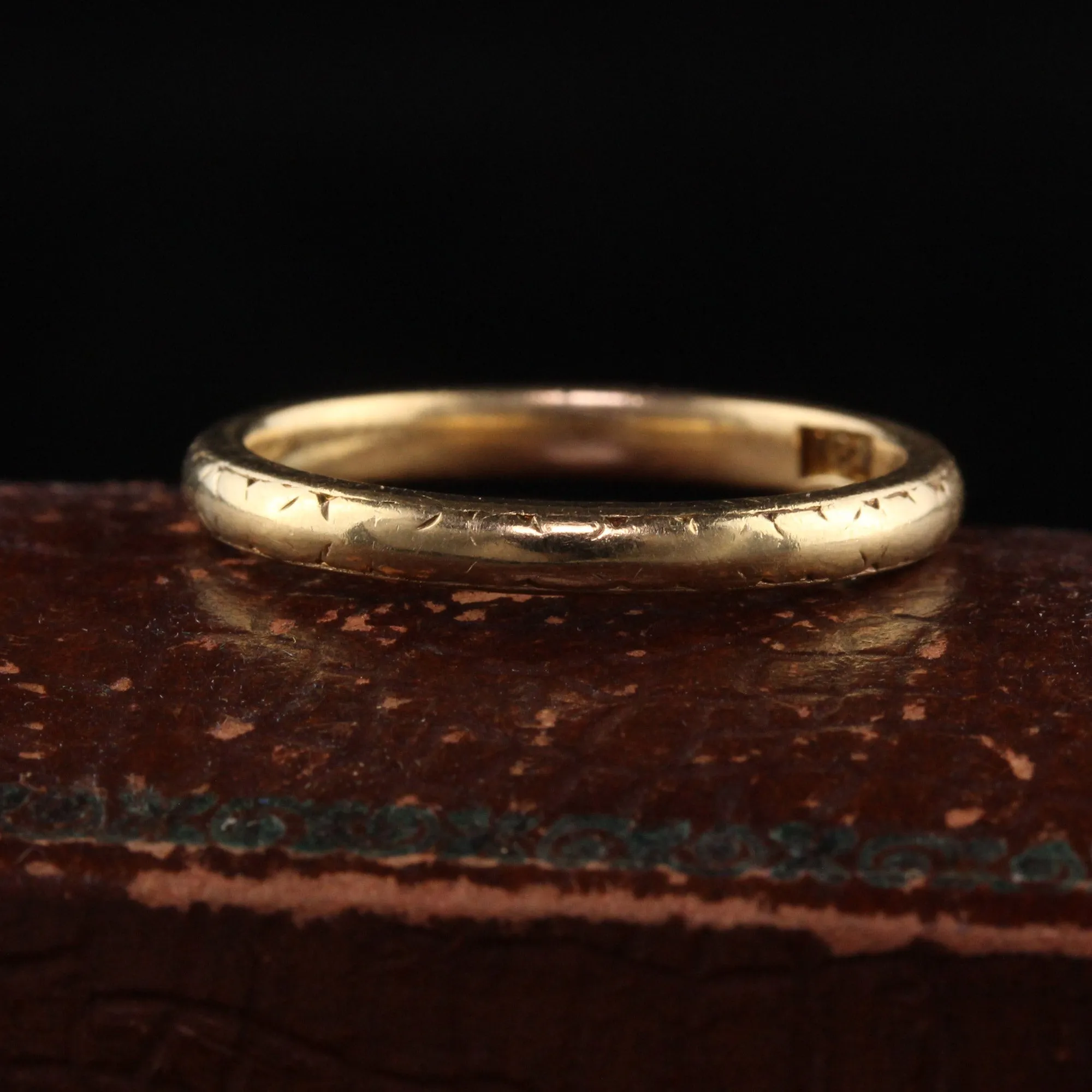 Antique Art Deco 18K Yellow Gold Engraved Wedding Band