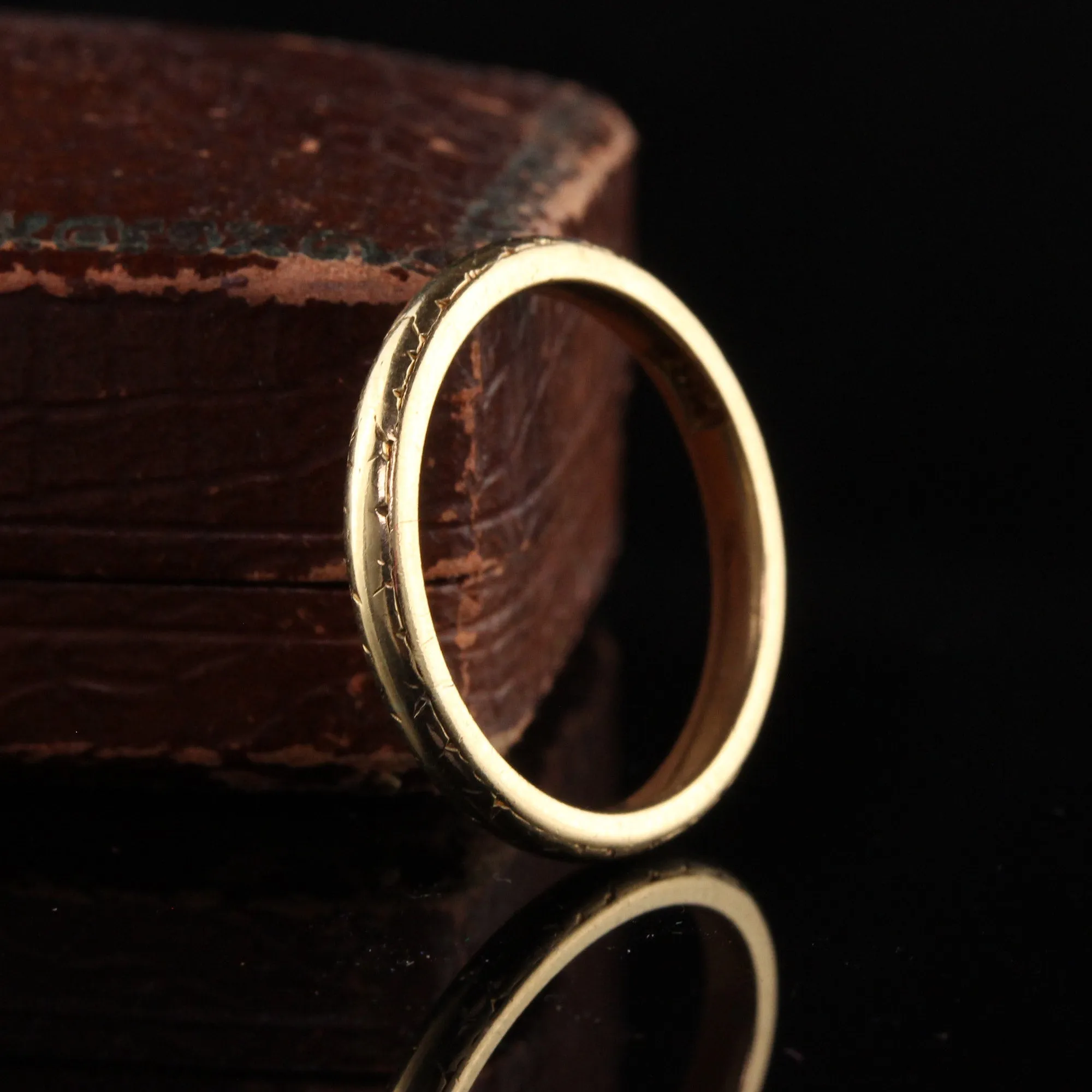 Antique Art Deco 18K Yellow Gold Engraved Wedding Band