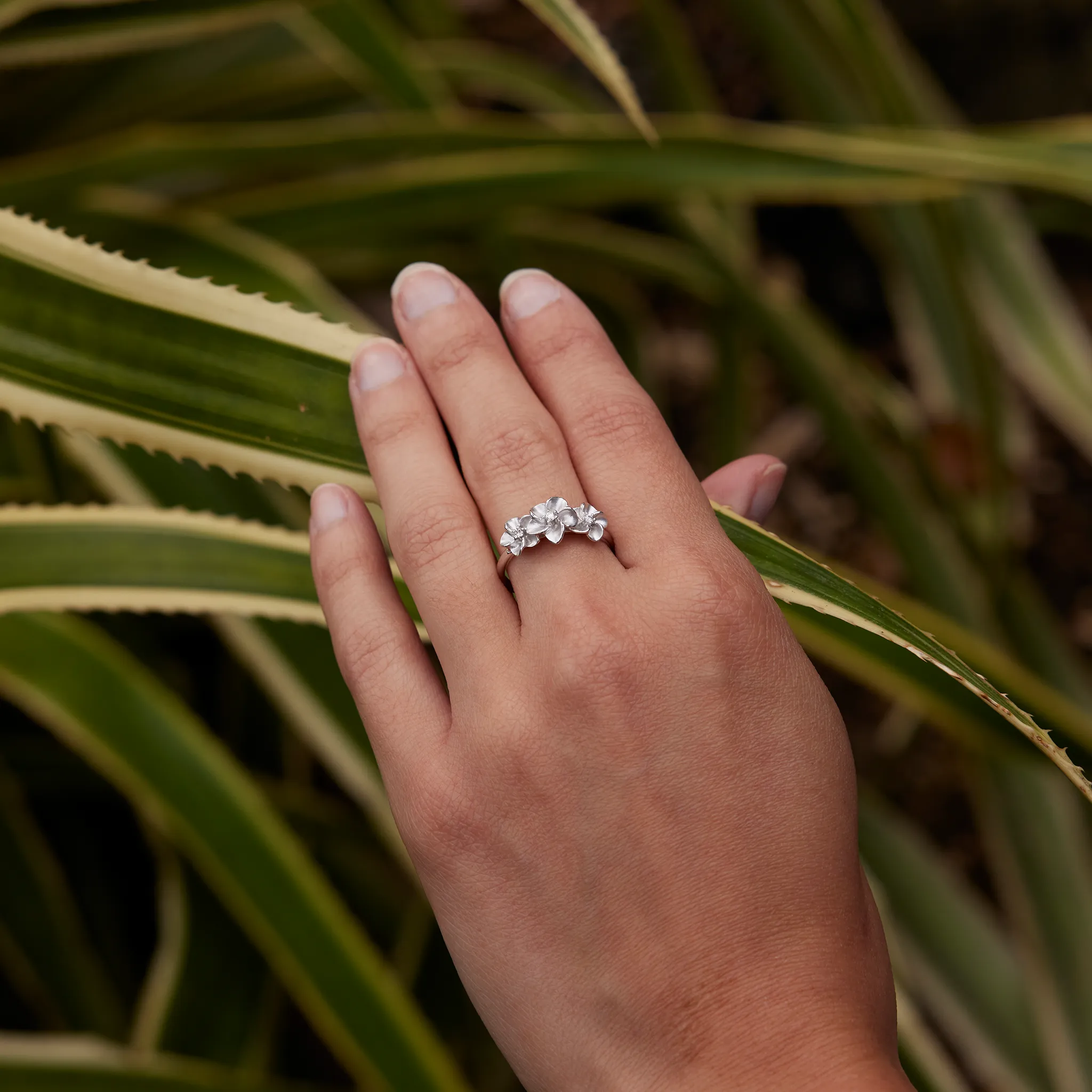 Plumeria Ring in White Gold with Diamonds - 8mm