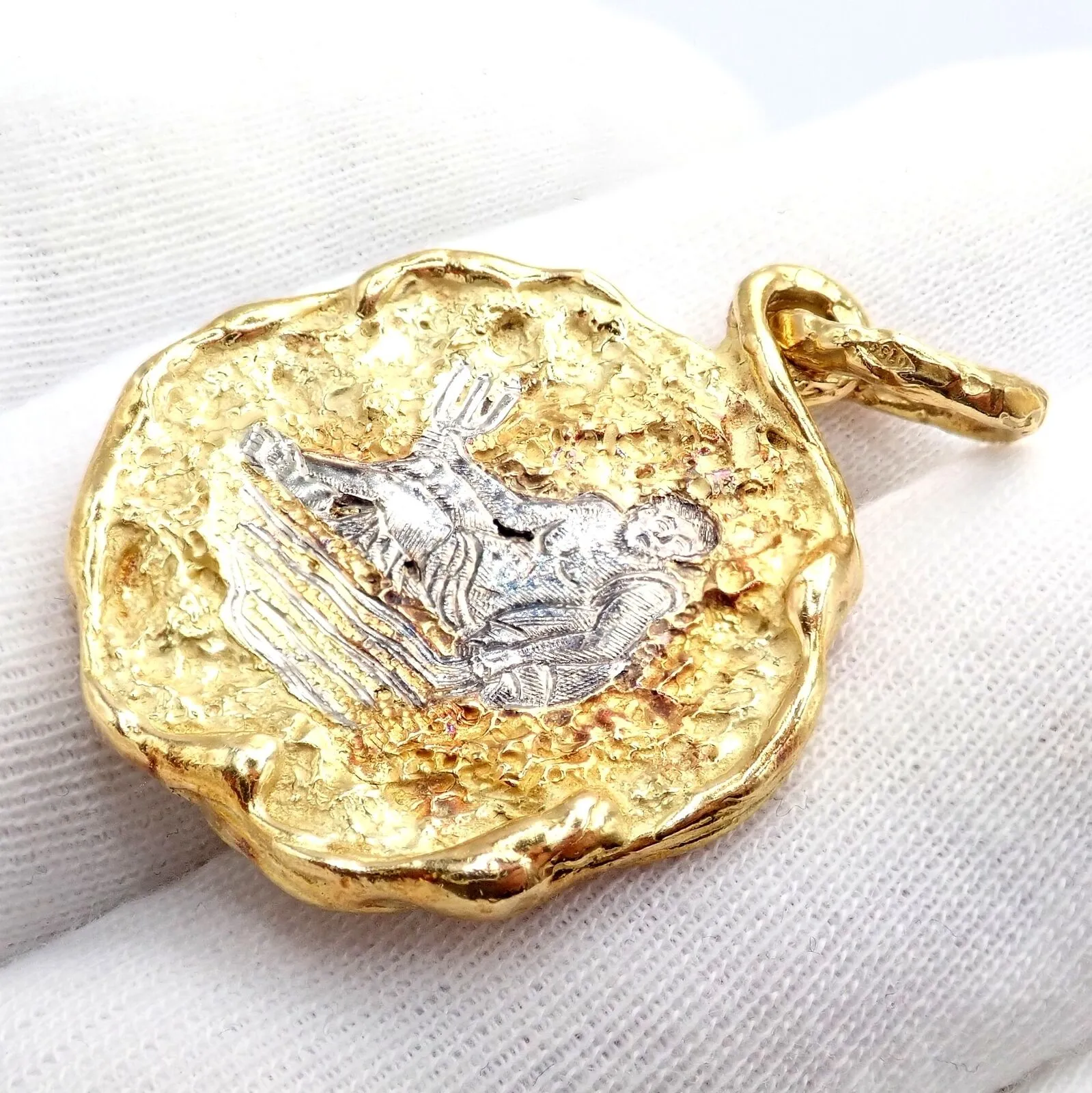 Rare! Vintage Chaumet Paris 18k Yellow Gold Zodiac Aquarius Pendant Medallion