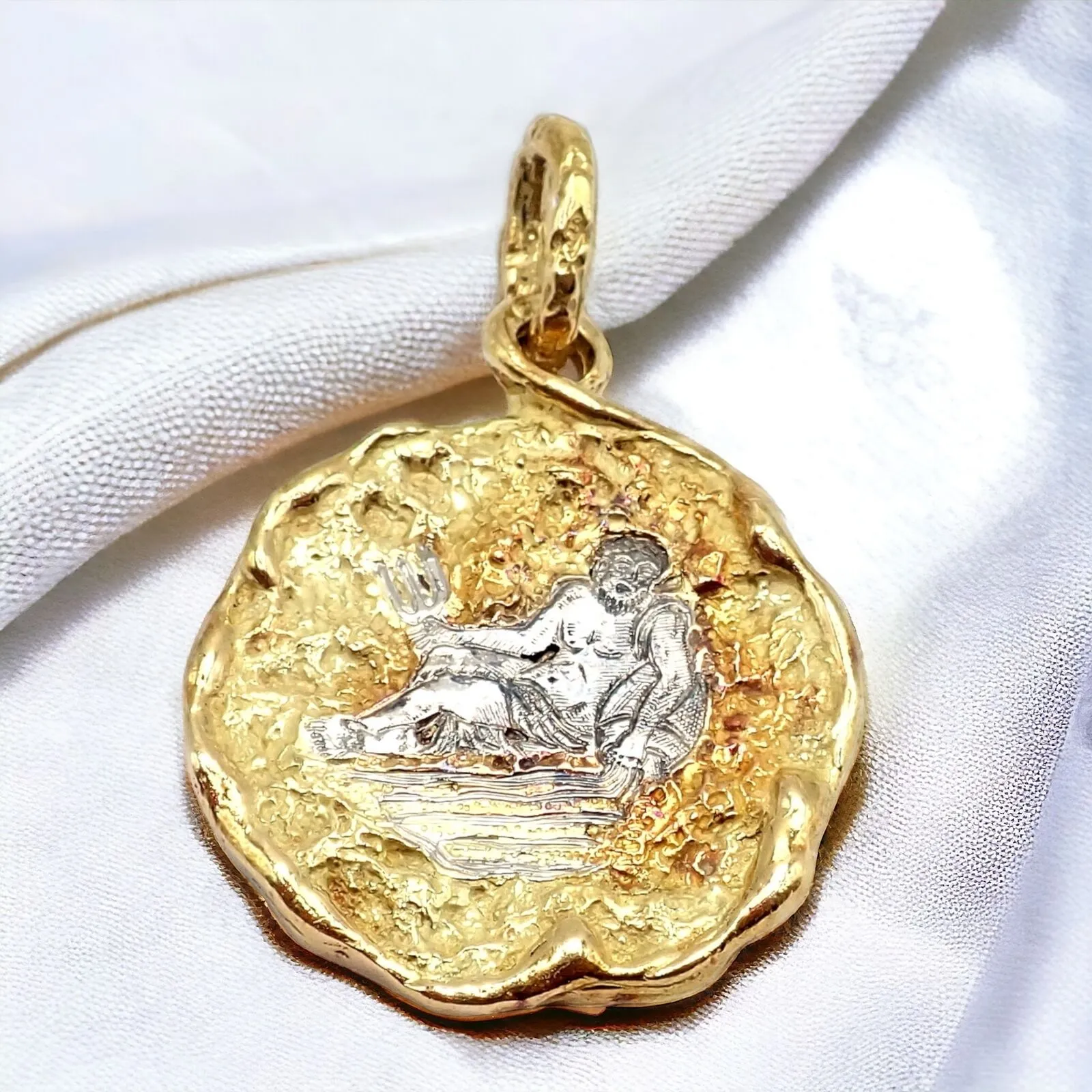 Rare! Vintage Chaumet Paris 18k Yellow Gold Zodiac Aquarius Pendant Medallion